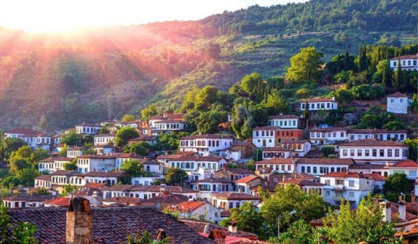 Thị Trấn Sirince Gần Ephesus Có Gì? Làng Cổ Và Rượu Vang Trái Cây