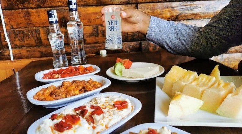 Bàn ăn meyhane ở Istanbul với nhiều đĩa mezze và ly rakı màu trắng đục