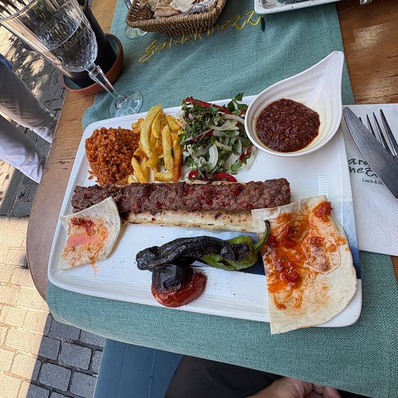Bàn rakı sofrası với nhiều món mezze ở quán meyhane Istanbul