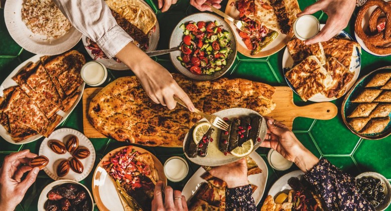 Bàn tiệc buffet với đa dạng món mezze và món chính Thổ Nhĩ Kỳ