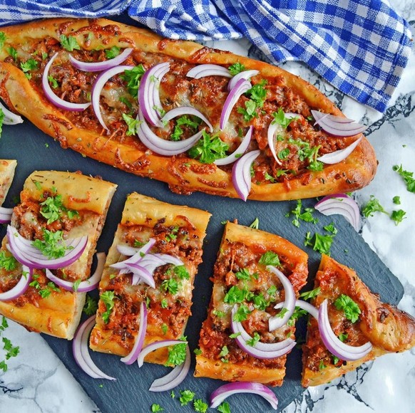 Bánh pide hình thuyền dài mới ra lò với nhân phô mai chảy