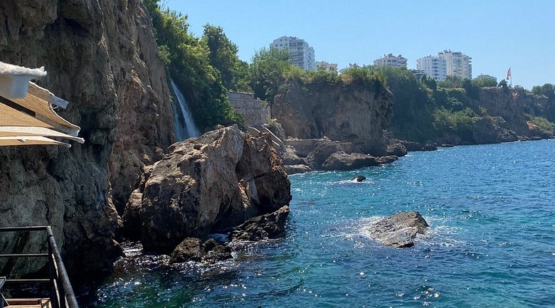 Bãi biển Lara với nước biển xanh ở Antalya