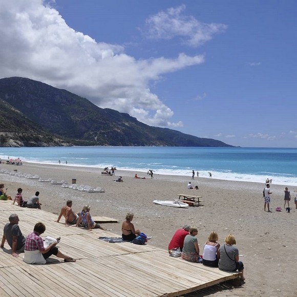 Bãi biển sỏi Belcekiz Oludeniz với hàng ghế nằm dọc bờ biển