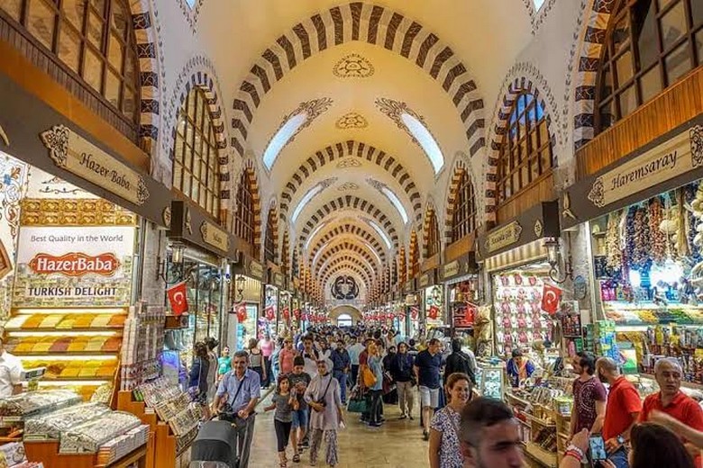 Bên trong Chợ Grand Bazaar Istanbul đông khách mua sắm