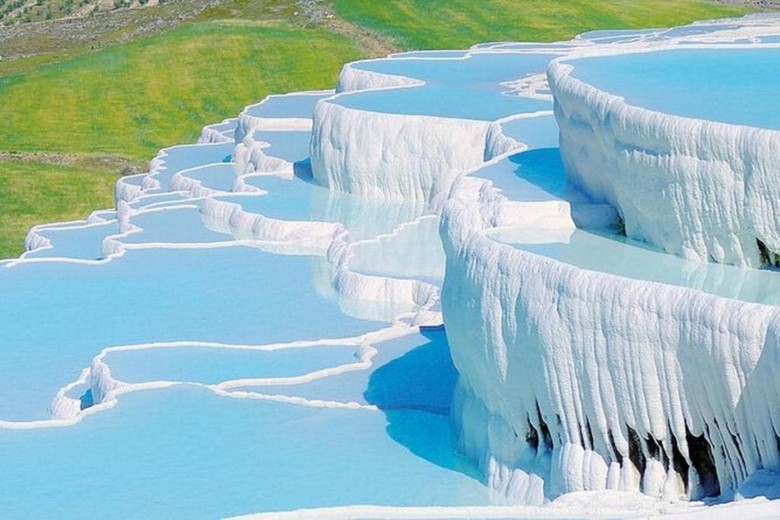 Bậc thang đá vôi trắng chứa nước khoáng xanh nhạt tại Pamukkale