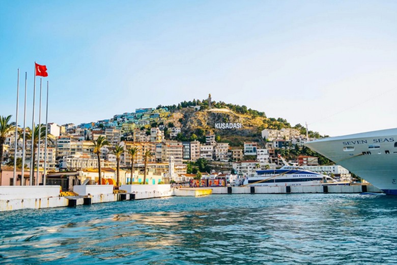 Bến cảng Kusadasi với tàu du lịch biển quốc tế neo đậu