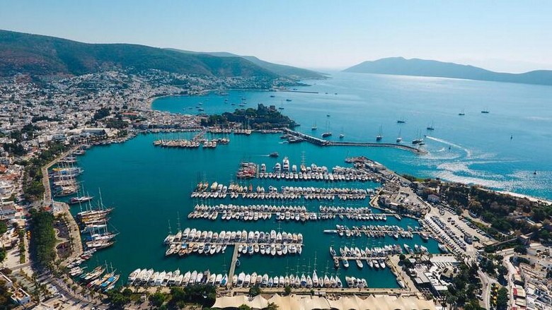 Bến du thuyền sang trọng tại Bodrum với những chiếc du thuyền lớn neo đậu