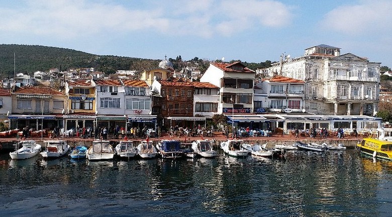 Bến phà nhộn nhịp tại Büyükada đón khách từ Istanbul