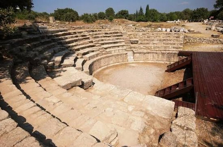 Các lớp tường thành cổ chồng lên nhau tại khu khảo cổ Troy