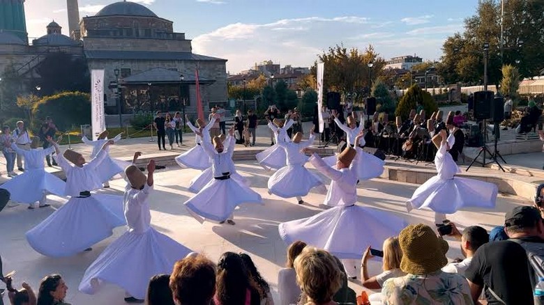 Các tu sĩ Sufi trong bốn đoạn Selam của nghi lễ Sema