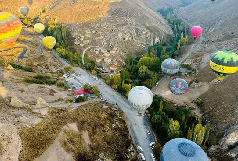 Cảnh thung lũng Cappadocia nhìn từ giỏ khinh khí cầu trên cao