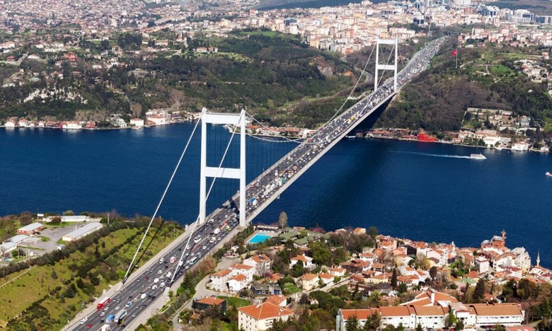 Cầu bắc qua eo biển Bosphorus nối liền hai châu lục Á và Âu