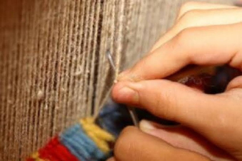  Cận cảnh sợi lông cừu tự nhiên với độ đàn hồi đặc trưng của thảm dệt tay