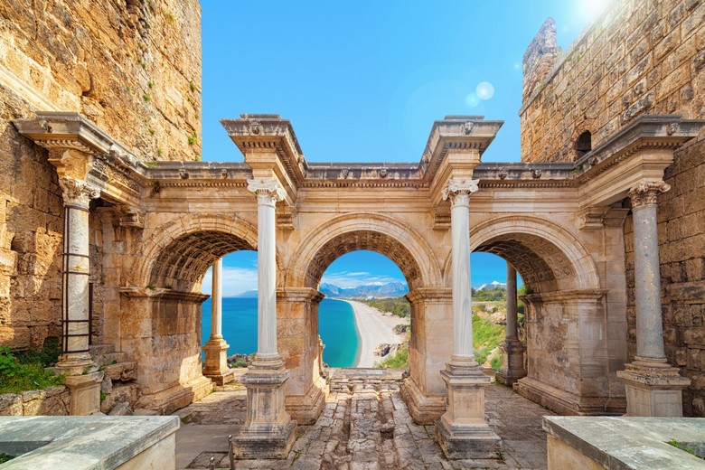 Cổng Hadrian với ba vòm đá cẩm thạch tại lối vào phố cổ Kaleiçi