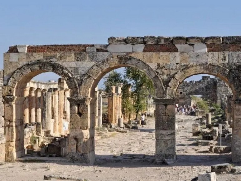 Cổng Nam của khu phức hợp Pamukkale Hierapolis với bãi đỗ xe rộng