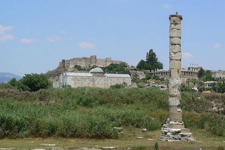 Cột đá đơn độc còn sót lại tại khu di tích Đền Artemis gần Selçuk