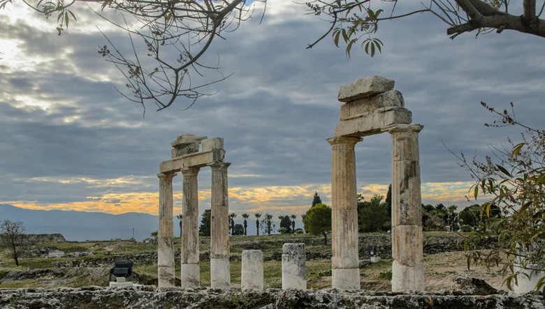 Cột đá La Mã cổ chìm dưới đáy Hồ cổ Cleopatra tại Pamukkale