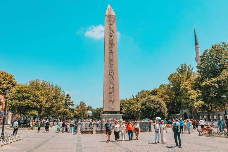 Cột tháp Obelisk Ai Cập và các đài cổ trên quảng trường Hippodrome