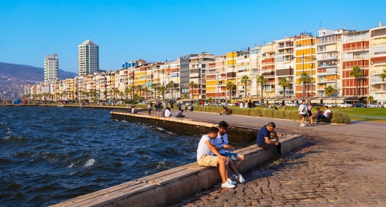 Con đường ven biển Kordon tại Izmir lúc hoàng hôn