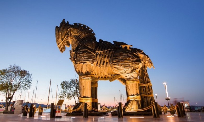 Con ngựa gỗ đạo cụ phim Troy năm 2004 đặt tại bến cảng Çanakkale