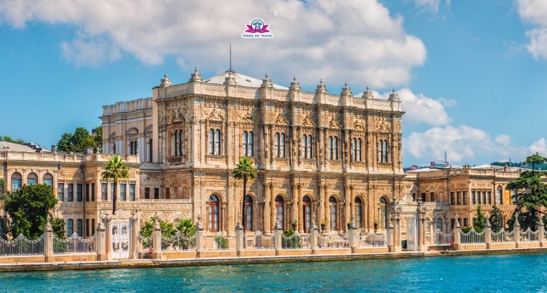 Cung điện Dolmabahce nhìn từ mặt nước eo biển Bosphorus