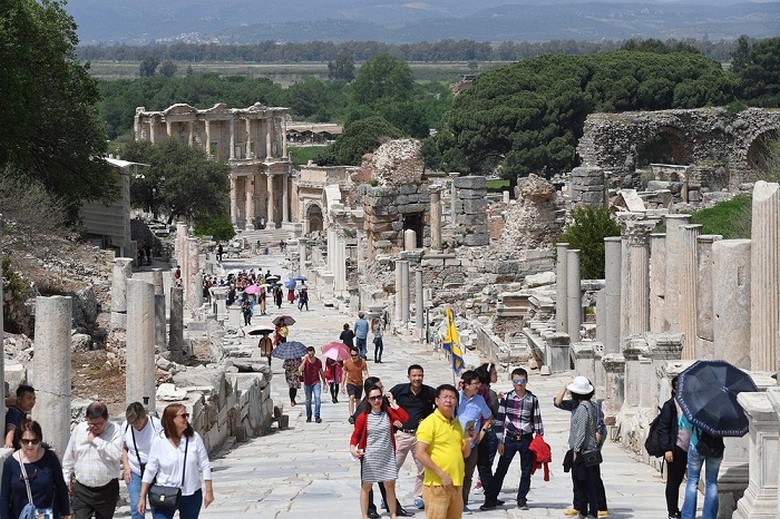 Du khách đi bộ từ cổng Trên xuống cổng Dưới trên nền đá cẩm thạch Ephesus