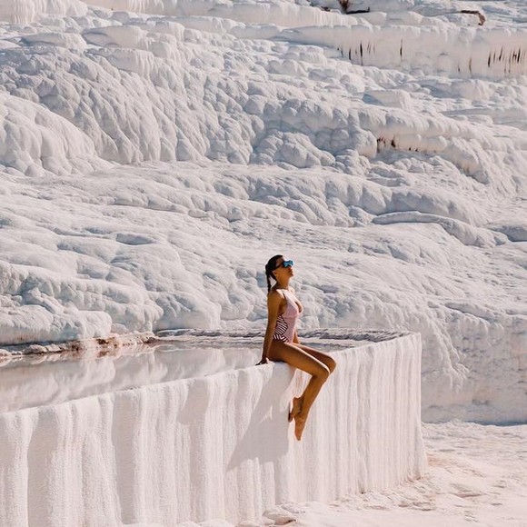 Du khách đi chân trần xuống dần qua ruộng bậc thang Pamukkale
