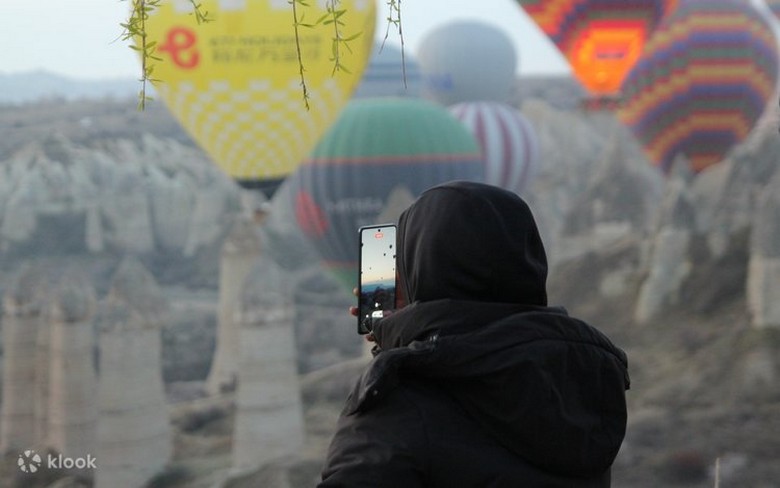 Du khách chuẩn bị máy ảnh và trang phục trước giờ chụp bình minh tại Cappadocia