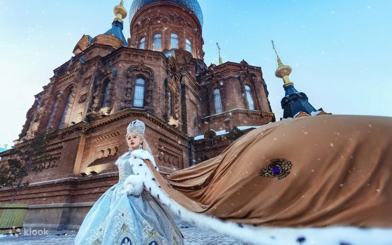Du khách lần đầu chụp ảnh kỷ niệm trước Nhà thờ Hagia Sophia