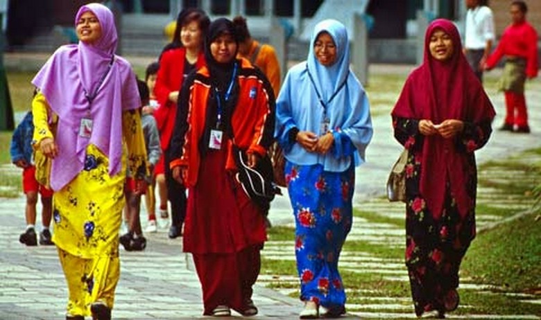Du khách mặc trang phục kín đáo và trùm khăn khi vào Nhà thờ Hồi giáo Xanh