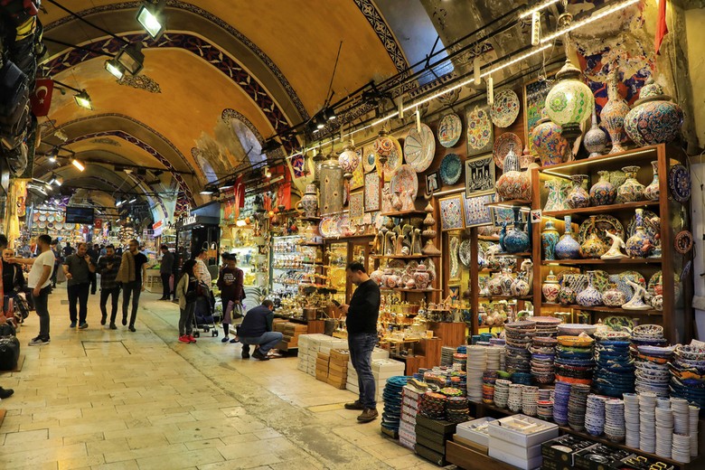Du khách mua đồ lưu niệm trả bằng Lira tại Istanbul