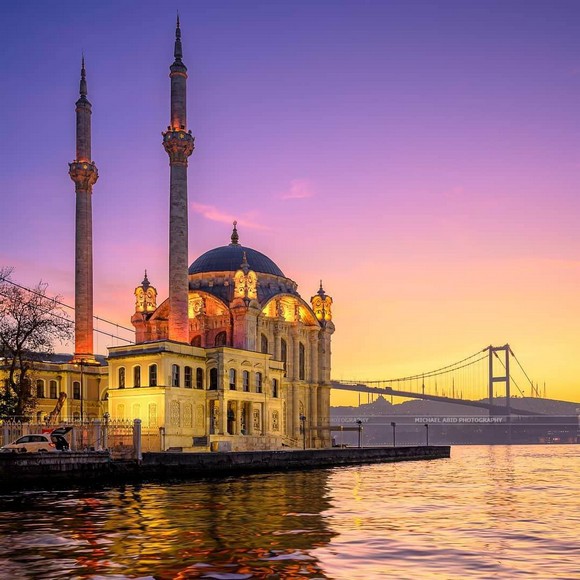 Du khách tự khám phá phố cổ Istanbul bên eo biển Bosphorus