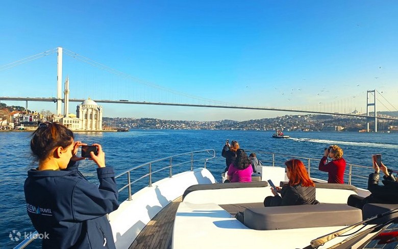 Du khách tham quan eo biển Bosphorus ở Istanbul