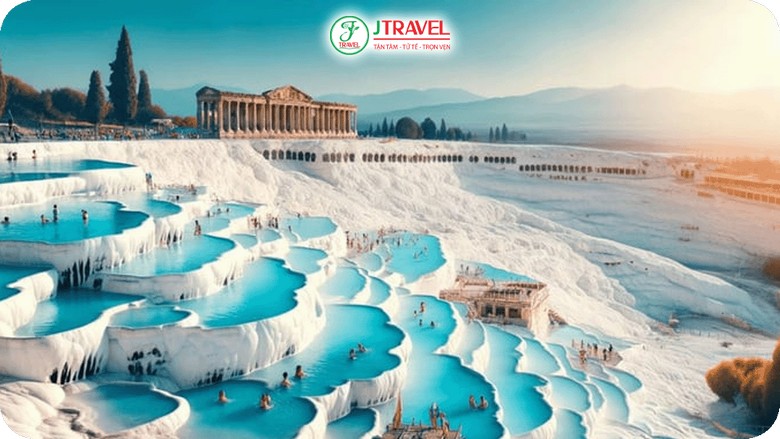 Du khách tham quan ruộng bậc thang đá vôi Pamukkale dưới nắng