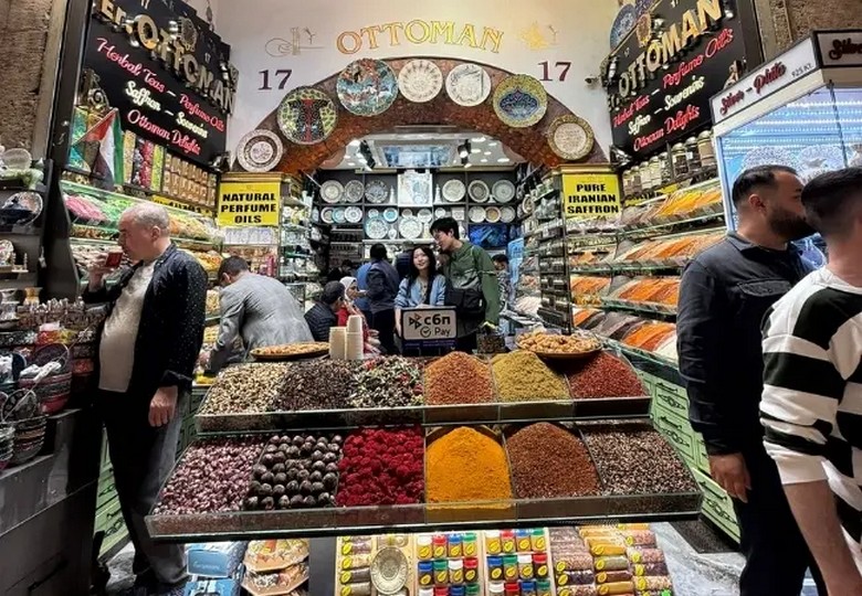 Du khách thanh toán mua kẹo lokum tại cửa hàng ở Istanbul