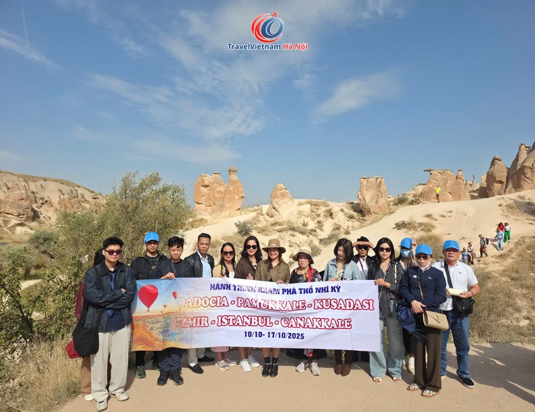 Đoàn khách tháng 10/2026 mặc áo khoác nhẹ khi tham quan thung lũng Cappadocia