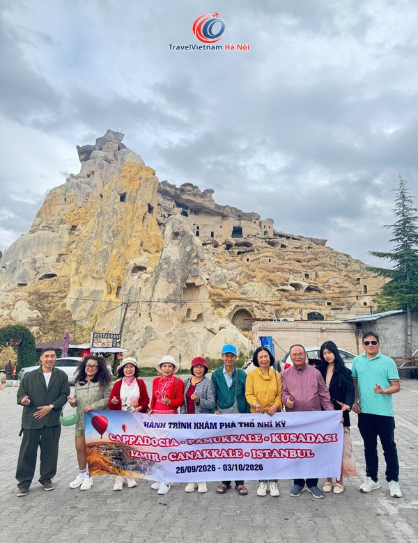 Đoàn trước lâu đài đá ở Cappadocia, cùng ngày tham quan thành phố ngầm