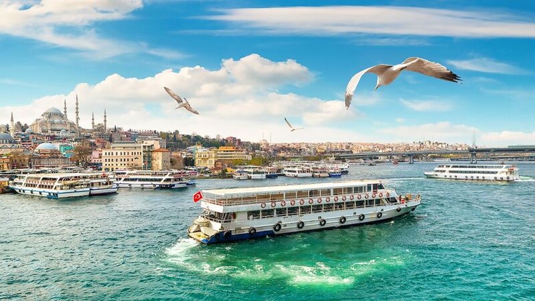 Du thuyền trên eo biển Bosphorus nhìn ra hai bờ thành phố