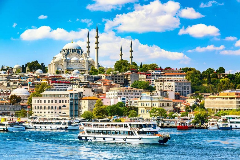 Du thuyền trên eo biển Bosphorus với Nhà thờ Hồi giáo Ortaköy và cầu Bosphorus phía sau