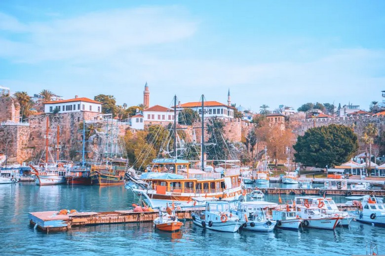 Du thuyền trên vịnh Antalya nhìn ra biển Địa Trung Hải