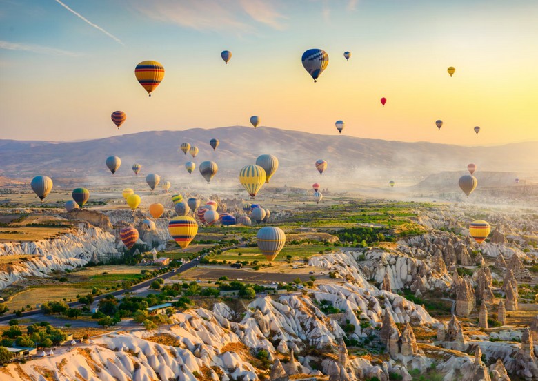 Ghép cảnh khinh khí cầu Cappadocia và không gian Hammam cổ đại diện cho các trải nghiệm đặc trưng Thổ Nhĩ Kỳ