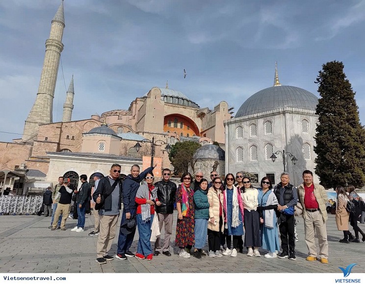 Gia đình khách Việt chụp ảnh đón năm mới trước Nhà Thờ Hồi Giáo Xanh ở Istanbul