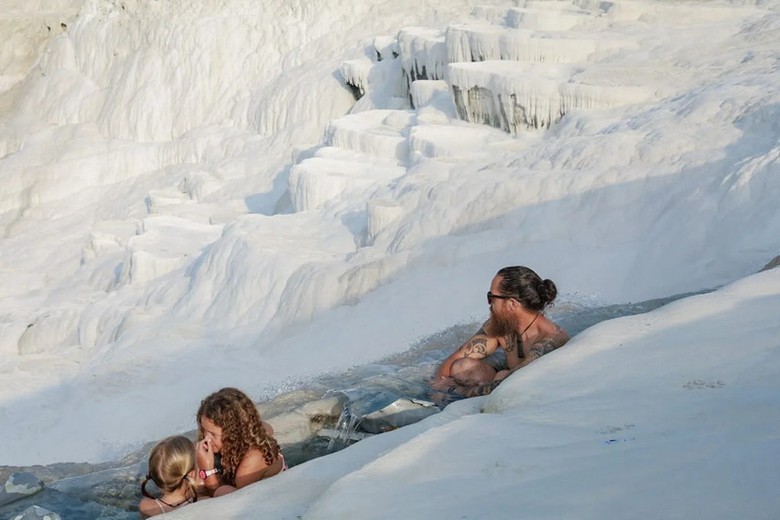 Gia đình nhiều thế hệ chụp ảnh tại ruộng bậc thang đá vôi Pamukkale