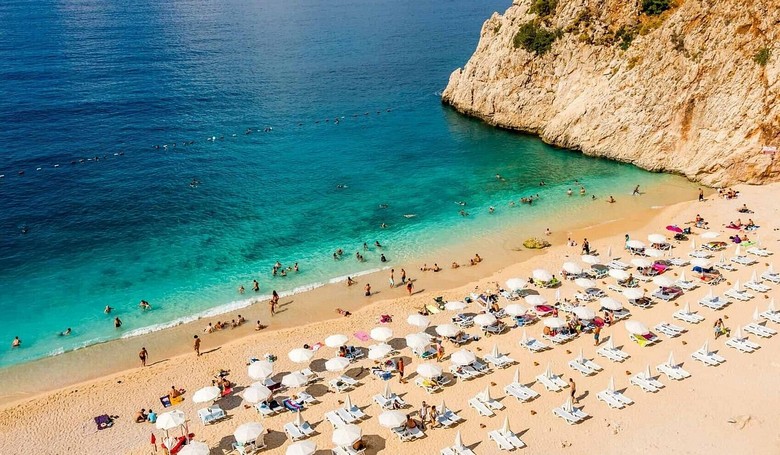 Gia đình nhiều thế hệ vui chơi trên bãi biển Antalya