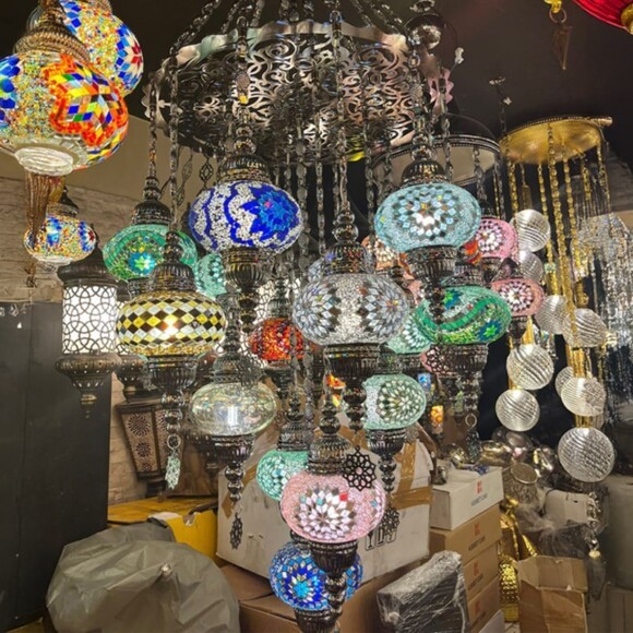 Gian hàng đèn khảm mosaic đủ màu rực rỡ trong Chợ Grand Bazaar