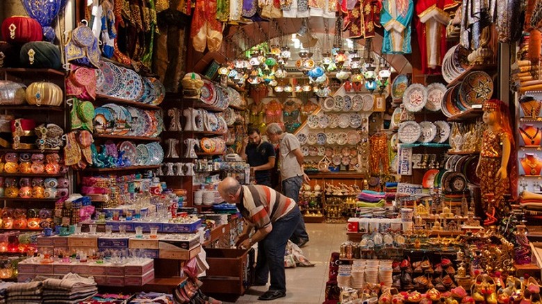 Gian hàng thảm dệt tay nhiều màu ở Chợ Grand Bazaar Istanbul