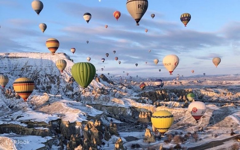 Hàng trăm khinh khí cầu bay lên đón bình minh trên Goreme