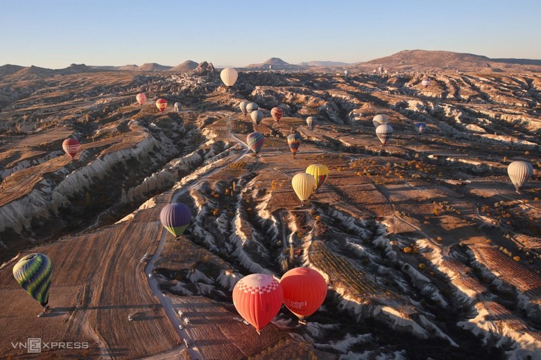 Hàng trăm khinh khí cầu bay lên phía trên thung lũng đá Cappadocia lúc bình minh