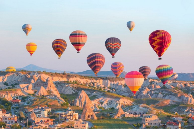 Hàng trăm khinh khí cầu bay trên thung lũng Cappadocia lúc bình minh