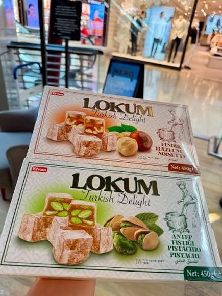 Hộp lokum đóng gói làm quà với hạt dẻ cười và hoa hồng